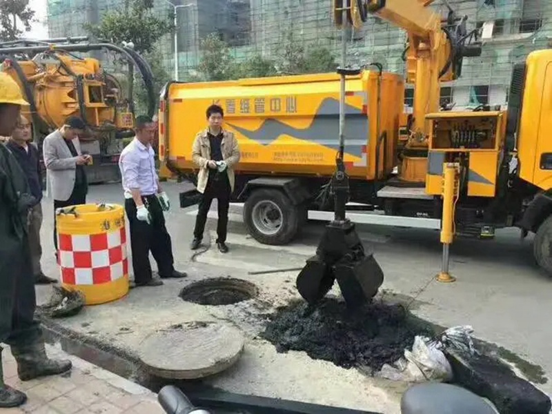 文儒镇街道：网格员化身“清道夫”，为民解忧疏通“堵心”化粪池