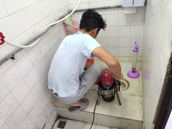 文儒镇肥皂掉到马桶里把马桶堵住了怎么办？马桶堵住了怎么办